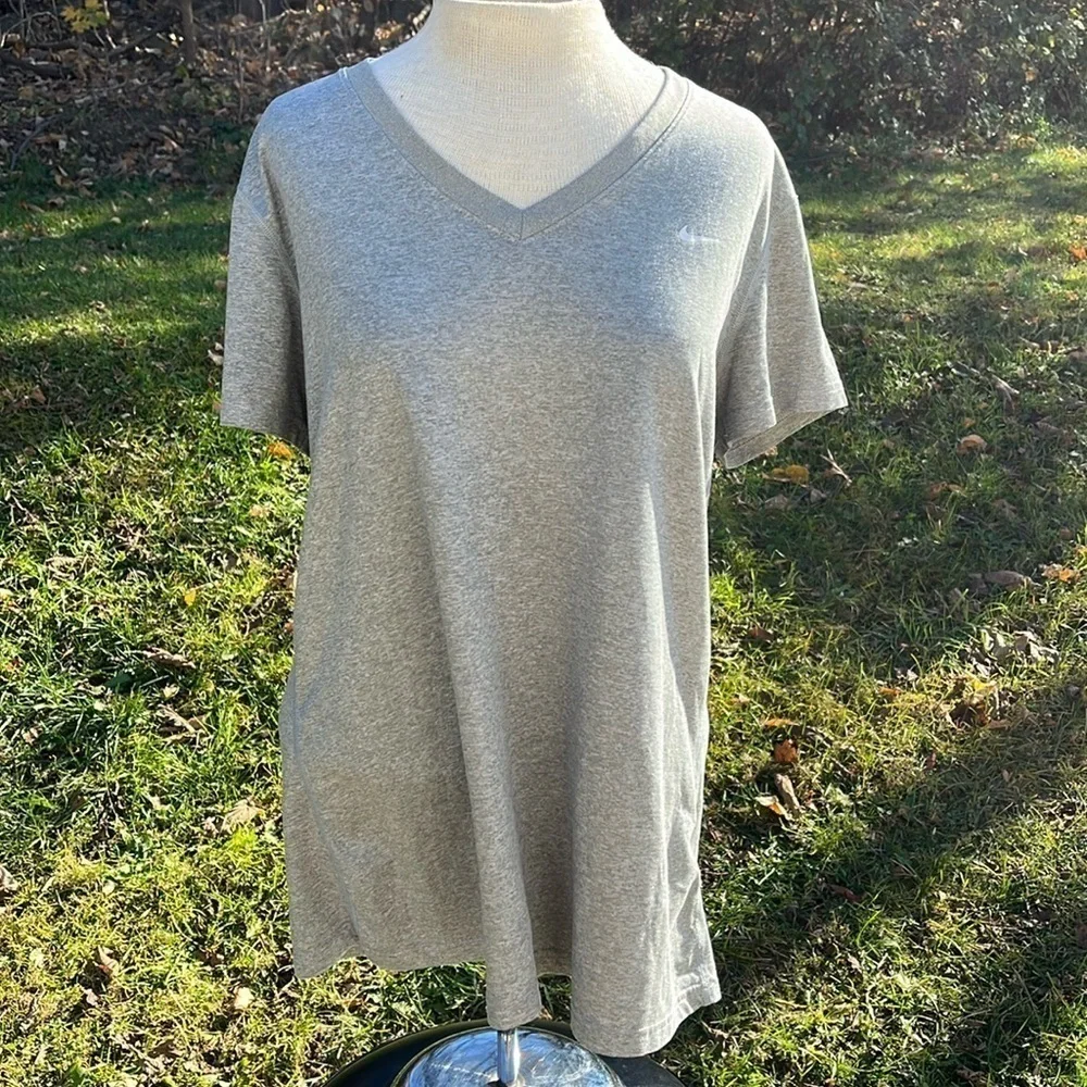 Nike Dri-Fit regular fit v neck short sleeve women’s size XL gray